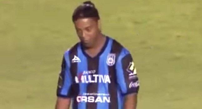 Δυσαρεστήθηκε ο Ροναλντίνιο (video)