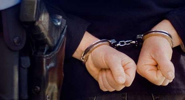 Κυκλοφορούσε πεζός με ένα… οπλοστάσιο πάνω του!