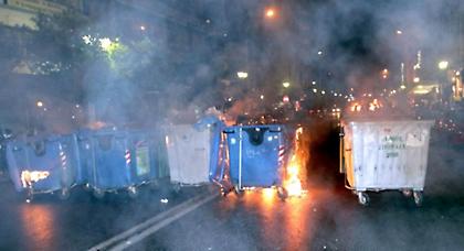 Έκαψαν κάδους στο Πασαλιμάνι (pics)