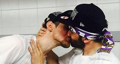 Το... καυτό φιλί του Καμπάτσο στον Νοτσιόνι (pic)