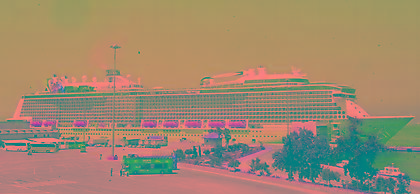 Στον Πειραιά το...θηρίο «Quantum of the Seas»