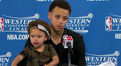 Η κόρη του Κάρι έκλεψε την παράσταση (video)