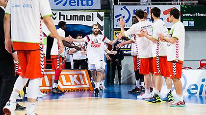 Αφού τη χειροκρότησε… τη συνέτριψε (video)