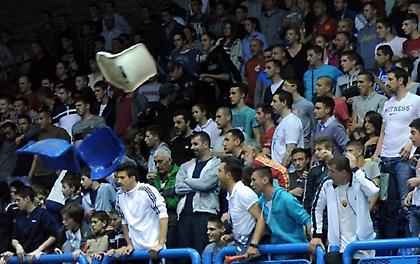 Πρωταθλήτρια εν μέσω… καρεκλοπόλεμου! (video)