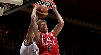 Πρόκριση δια… περιπάτου για Αρμάνι