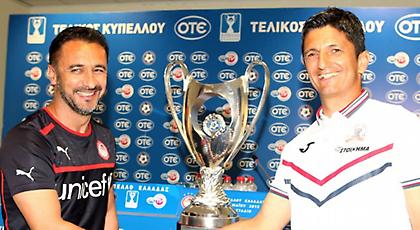 Με ξένο στον πάγκο παίρνει όλα τα κύπελλα!