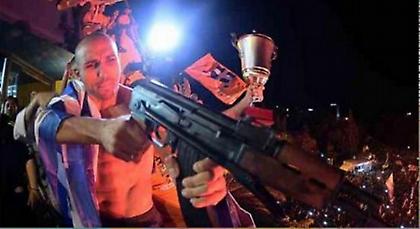 Σόου Τζεμπούρ με όπλο! (video)
