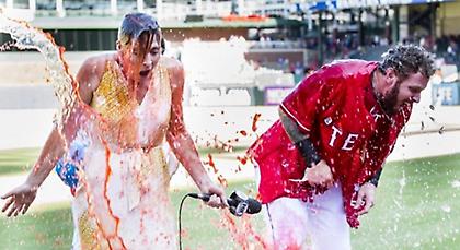 «Μπάνιο» στη ρεπόρτερ (video)