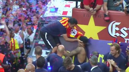 Ο μεθυσμένος Τσάβι έσπρωξε τον Νεϊμάρ (video)