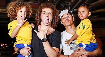 Όχι, δεν είναι γιοι τους… (pics)