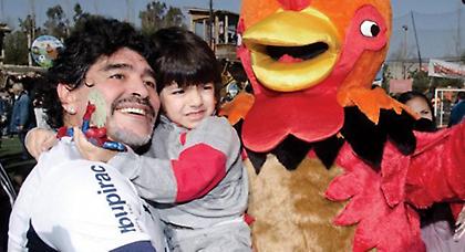 Τάκλιν στον… εγγονό του ο Μαραντόνα! (video)