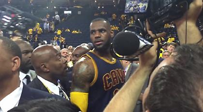 «Δολοφονικό» βλέμμα Λεμπρόν σε γυναίκα που τον έβρισε (video)