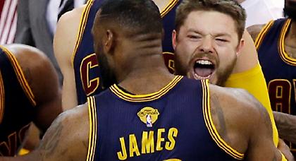 Μία πόλη κρεμασμένη από Λεμπρόν και «Ντέλι»