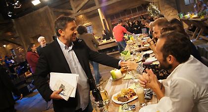 Ο Σπύρος Παπαδόπουλος υποδέχεται την μπάντα του Πολεμικού Ναυτικού