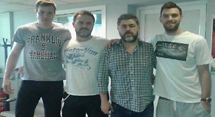 H παρέα και το όνειρο σε ένα δίωρο