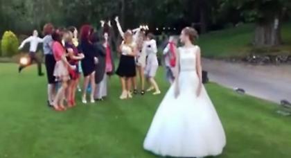 Γαμπρός κατέστρεψε την ανθοδέσμη νύφης! (video)