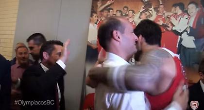 Η υποδοχή στα αποδυτήρια των πρωταθλητών