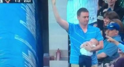 Αυτός ο τύπος έχει τρελάνει το ίντερνετ (video)