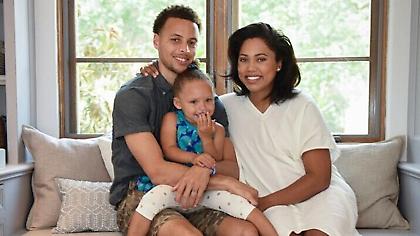 Βάζει τρίποντα και η κυρία Κάρι (video)