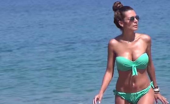 «Αναστέναξε» η παραλία με τη Νικολέτα Ράλλη