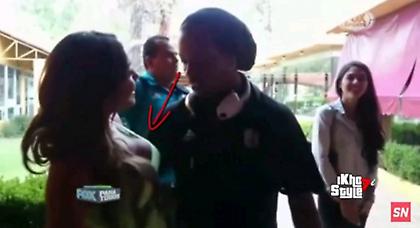 «Χάθηκε» στο ντεκολτέ ο Ροναλντίνιο (video)