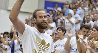 Ντατόμε: «Βλακείες τα περί Αρμάνι»!