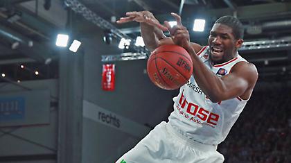 «Βόμβα» Εμπάκουε η Μακάμπι