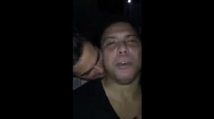 Άντρας φιλάει και δαγκώνει τον Ρονάλντο (video)