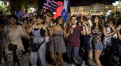 Πανηγυρίζοντας Μνημόνια, με τσάμικα στο Σύνταγμα!