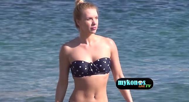 Όλα τα βλέμματα στο πουά μπικίνι της Αλούπη (vid)