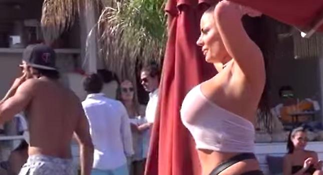 Προκάλεσε αναστάτωση στη Μύκονο με το βρεγμένο της t-shirt