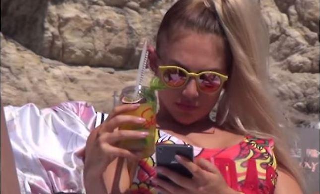 Τρελαίνει κόσμο στην παραλία η Έλενα των Otherview