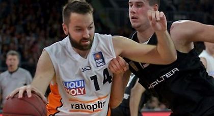 Ανακοινώνει δύο, φήμες για Βουγιούκα