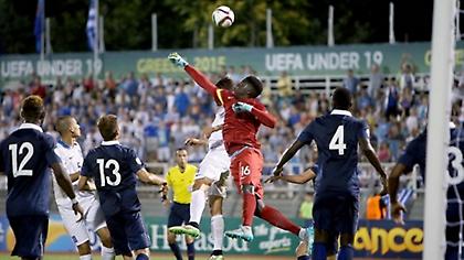 Απίστευτη ντρίμπλα του Γάλλου γκολκίπερ σε Ορφανίδη (video)