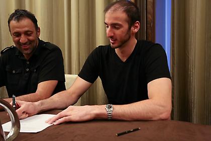 Υπέγραψε ο Κουφός (pics)