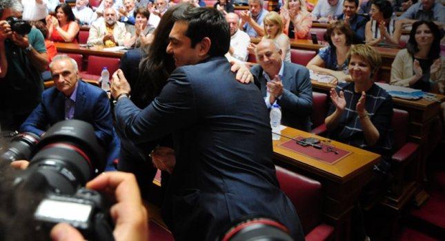 Τσίπρας-Ζωή: Το φιλί του «Ιούδα» ή σημάδι ανακωχής;