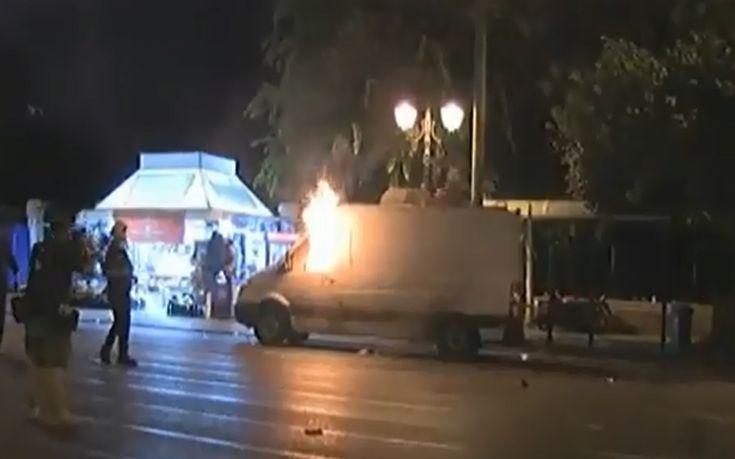 Παραδόθηκε στη πυρά βαν τηλεοπτικού σταθμού στο Σύνταγμα