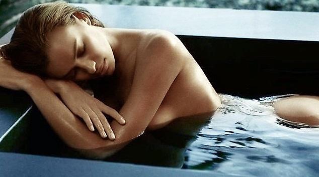 Η Ιρίνα Σάικ δροσίζεται κι όλοι ιδρώνουν (pics)