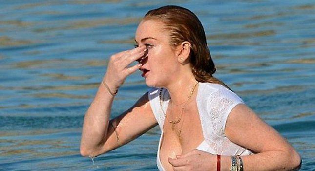 Λίντσεϊ Λόχαν: Βούτηξε στη Μύκονο με δαντελένια λευκά εσώρουχα (pics)