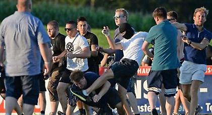 Άγριο ξύλο οπαδών σε… φιλικό! (video)