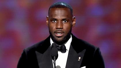 Υπέγραψε με Warner Bros ο Λεμπρόν