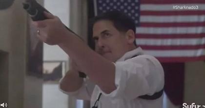 Ο ιδιοκτήτης των Μάβερικς σκοτώνει ιπτάμενους καρχαρίες (video)