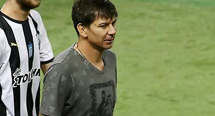 Οπαδός του ΠΑΟΚ φίλησε τα πόδια του Γκαρσία!