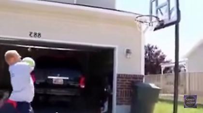 Ο άνθρωπος που παίζει μπάσκετ χωρίς χέρια (video)