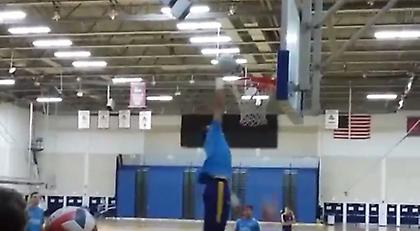 Ο γκολκίπερ της Μπαρτσελόνα καρφώνει (video)