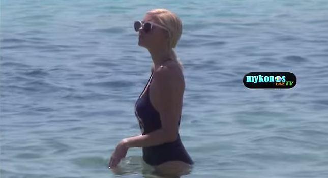 Η Τζούλια κάνει τις βουτιές της στη Μύκονο