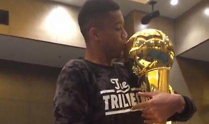 Ο Αντετοκούνμπο αγκαλιά με το τρόπαιο του ΝΒΑ (video)