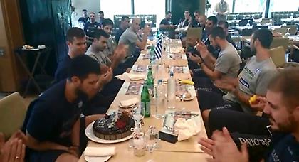 Τούρτα-έκπληξη της Εθνικής σε Παπανικολάου (video)