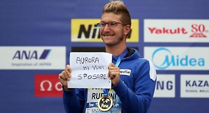 Πήρε το χρυσό και το… κορίτσι