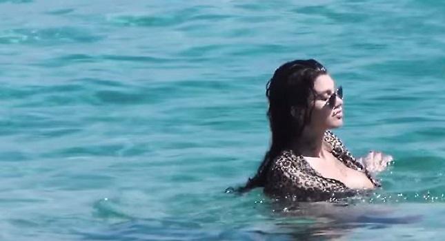 Η Μαρία Αλεξάνδρου τα πέταξε έξω στην θάλασσα (video)!